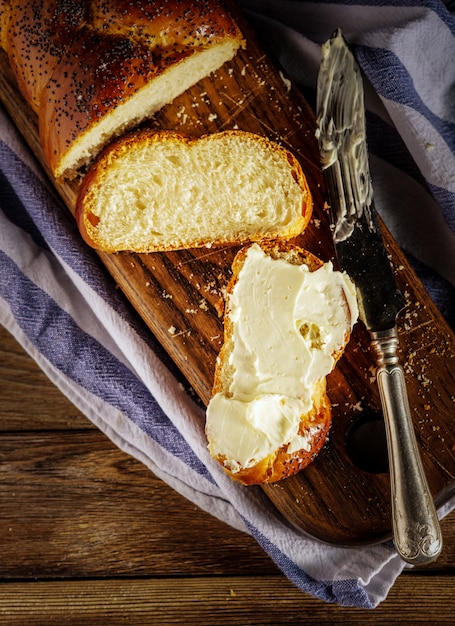 Gesneden Hala met boter is een traditioneel joods zoet vers sabbatbroodbrood.