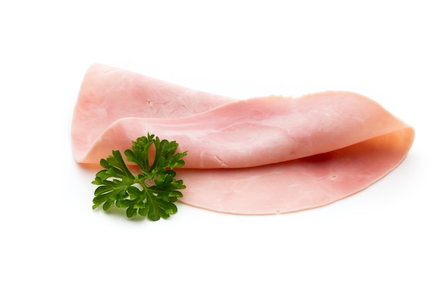 Gesneden ham op witte ondergrond. Verse prosciutto. Varkensvlees ham gesneden op witte ondergrond.