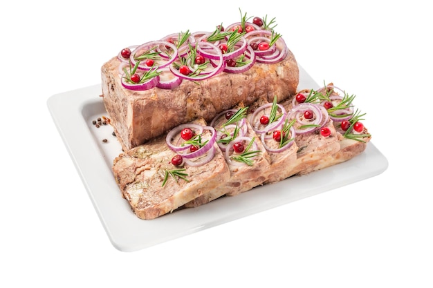 Gesneden ham spronggewricht gelei terrine met cranberry, rozemarijn en ui in een bord geïsoleerd op een witte achtergrond. wintervakantie kerst eten