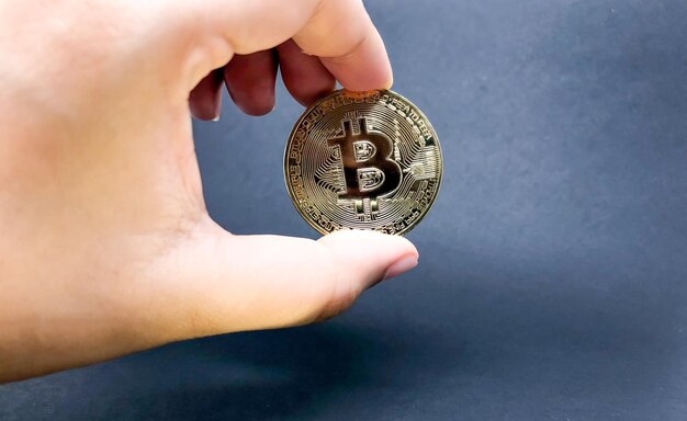 Foto gesneden hand die bitcoin vasthoudt