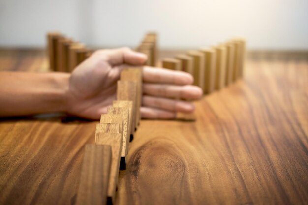 Foto gesneden hand die met houten blokken op tafel speelt