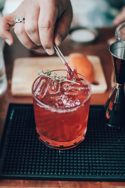 Gesneden hand drinkt in een restaurant