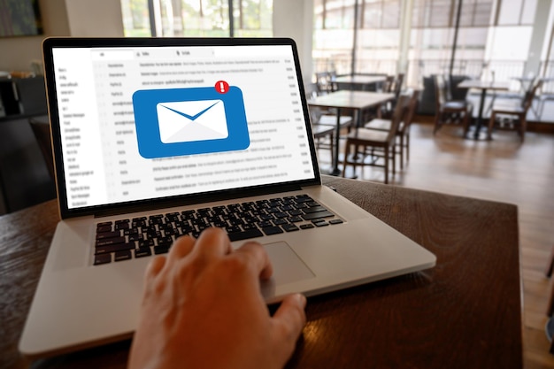 Gesneden hand met e-mail in laptop in een café