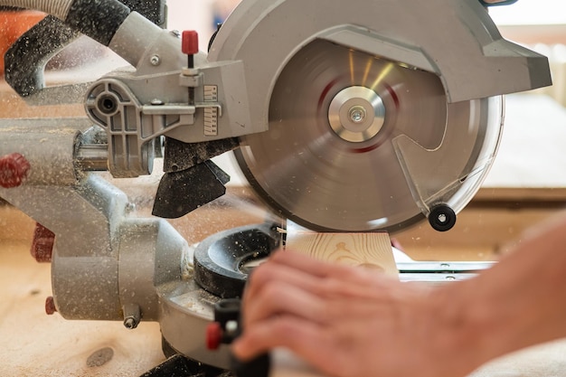 Gesneden hand van een man die in een fabriek werkt