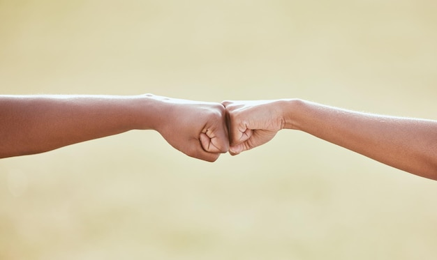 Gesneden hand van een man met de armen gekruist tegen de hemel