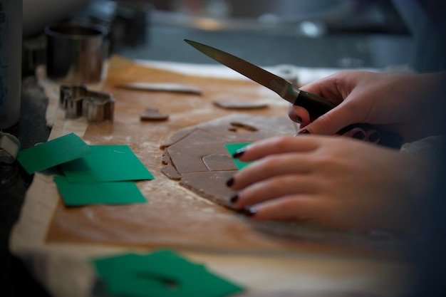 Foto gesneden hand van een vrouw die een mes gebruikt in een werkplaats