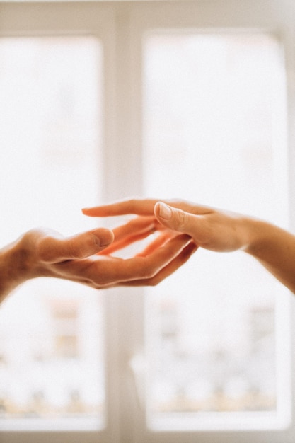 Gesneden hand van een vrouw die handen vasthoudt