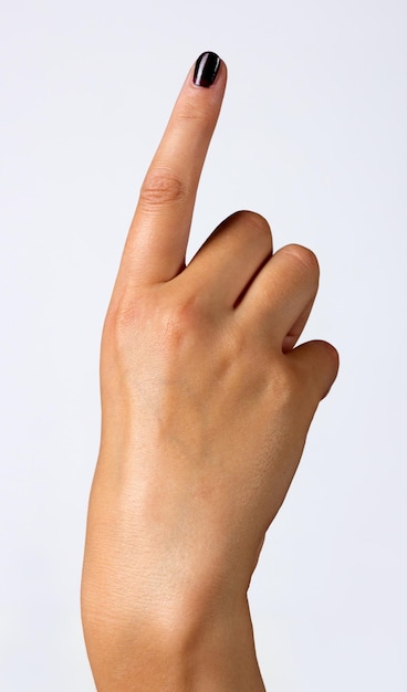 Foto gesneden hand van een vrouw die tegen een witte achtergrond gebaren maakt