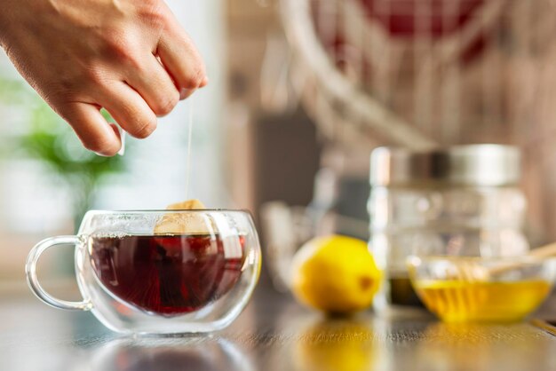 Foto gesneden hand van een vrouw met een drankje