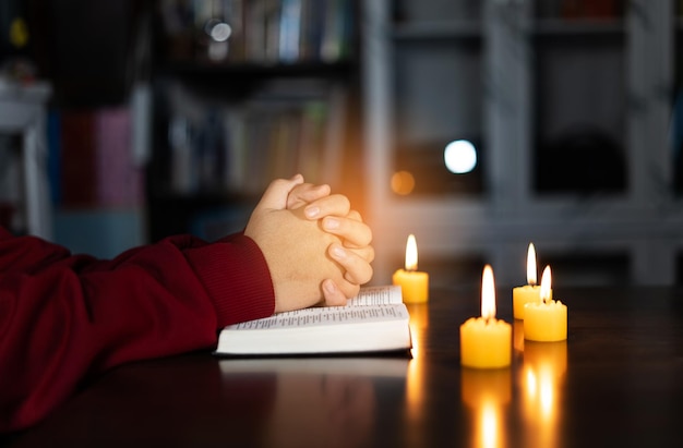 Gesneden hand van een vrouw met een verlichte kaars