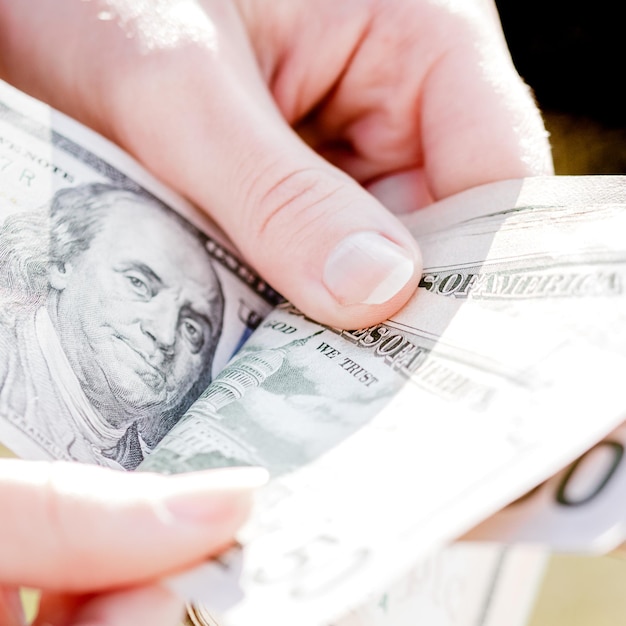 Gesneden hand van persoon die papiergeld vasthoudt