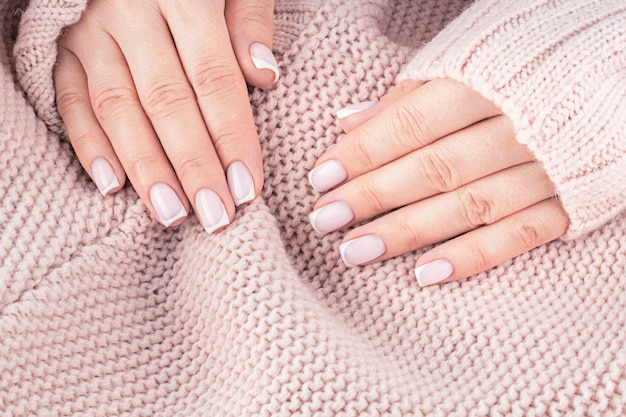 Gesneden hand van vrouw met Franse manicure