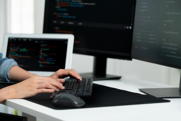 Gesneden handbeeld van IT die informatie schrijft op pc Stratagem
