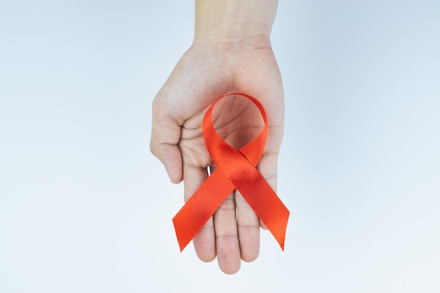 Gesneden handen met een rood HIV-bewustzijnsband