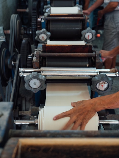 Gesneden handen van een arbeider die in een fabriek werkt