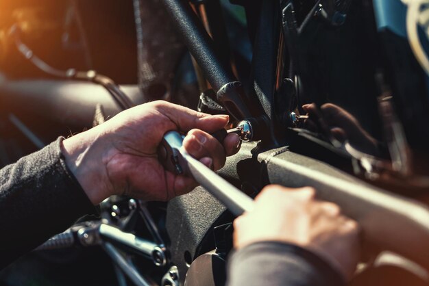 Gesneden handen van een motorreparateur