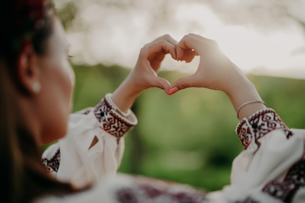 Gesneden handen van een vrouw die een trouwjurk vasthoudt