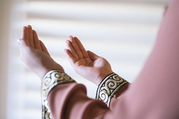 Foto gesneden handen van een vrouw die thuis gebid doet