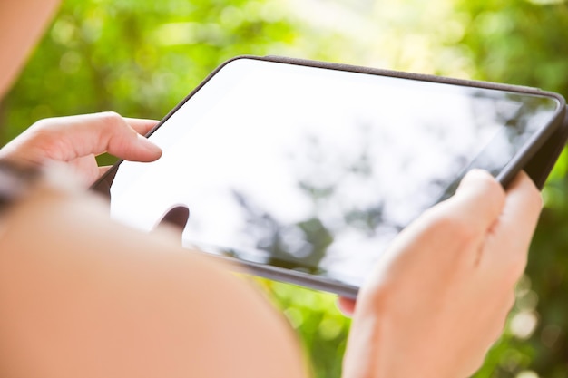 Foto gesneden handen van een vrouw met behulp van een digitale tablet