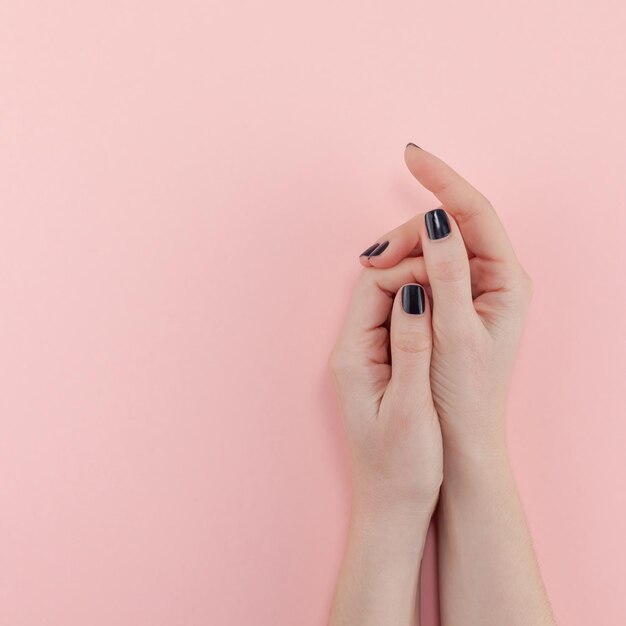 Foto gesneden handen van een vrouw tegen een roze achtergrond