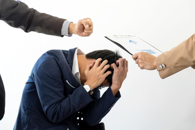 Gesneden handen van zakenlieden die een mannelijke collega slaan tegen een witte achtergrond.