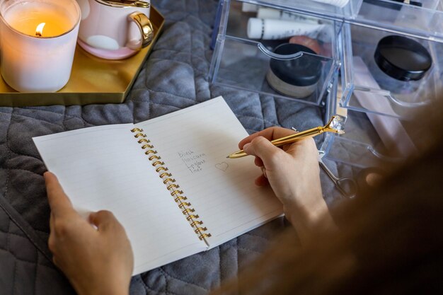 Gesneden handschrift in boek