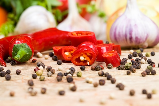 Gesneden hete rode peper. snijplank waarop de ingrediënten voor de salade worden bereid