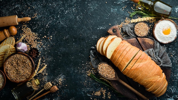 Gesneden huisgemaakt wit tarwebrood met tarwebloem Bakken van rogge en bloem Bovenaanzicht Rustiek