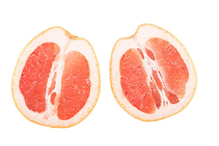 Gesneden in halve grapefruit geïsoleerd op witte achtergrond