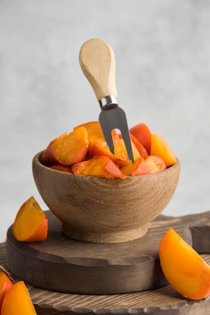 Gesneden kaki op houten snijplank