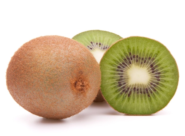 Gesneden kiwifruit dat half op wit knipsel wordt geïsoleerd als achtergrond