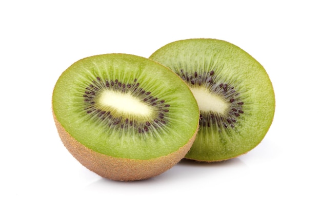 Gesneden Kiwifruit dat op witte achtergrond wordt geïsoleerd