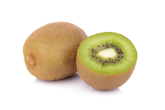 Gesneden Kiwifruit dat op witte achtergrond wordt geïsoleerd