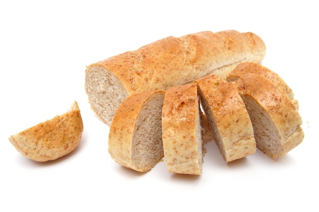 Gesneden lang brood met zemelen op de witte achtergrond