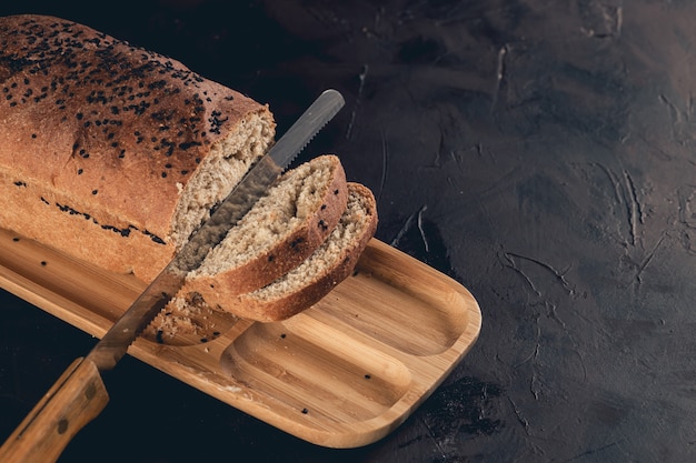 Gesneden lookbrood op betonnen tafel