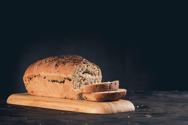 Gesneden lookbrood op betonnen tafel