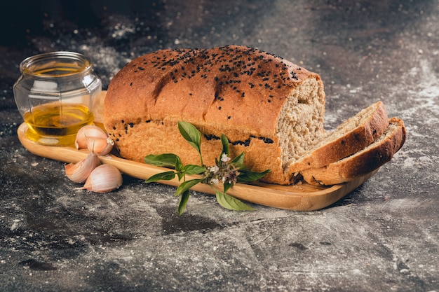 Gesneden lookbrood op betonnen tafel