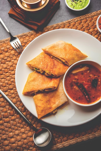 Gesneden Masala dosa of lentedosa is een Zuid-Indiase maaltijd geserveerd met sambhar en kokoschutney