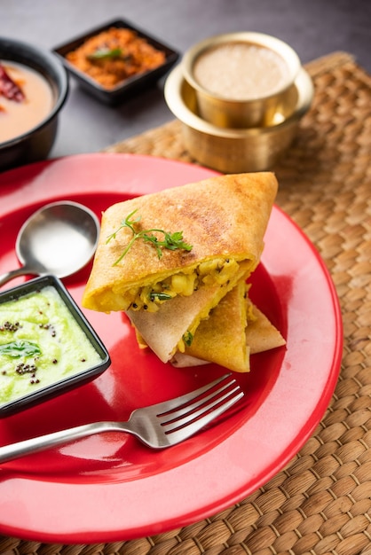 Gesneden Masala dosa of lentedosa is een Zuid-Indiase maaltijd geserveerd met sambhar en kokoschutney