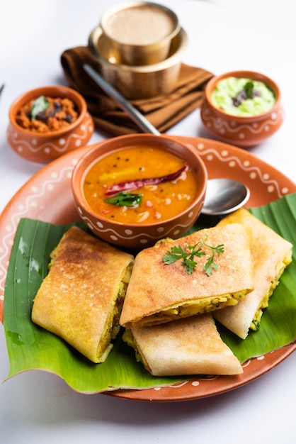 Gesneden Masala dosa of lentedosa is een Zuid-Indiase maaltijd geserveerd met sambhar en kokoschutney