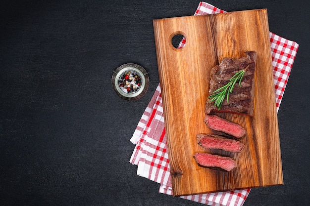 Gesneden medium rare gegrilde biefstuk op snijplank