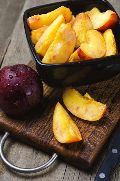 Gesneden nectarine op houten snijplank