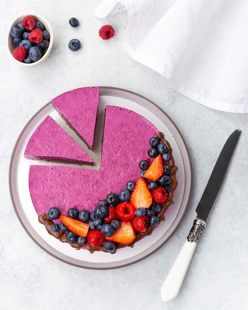 Gesneden No Bake Berry Cheesecake Versierd met verse aardbeien en bosbessen