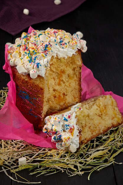 Gesneden paascake met opgeklopte eiwitten en marshmallows