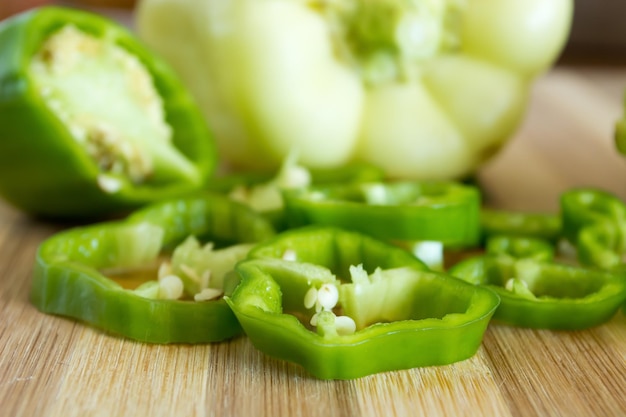 Gesneden peper op de keukentafel