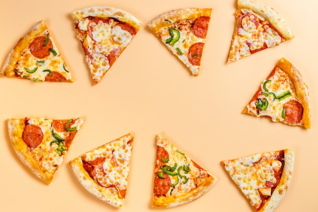 Gesneden pizza in de vorm van een frame