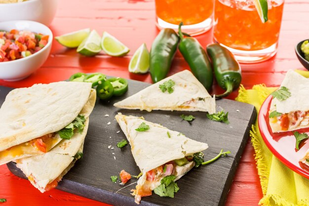 Gesneden quesadilla gevuld met kaas, kip en pico de gallo.