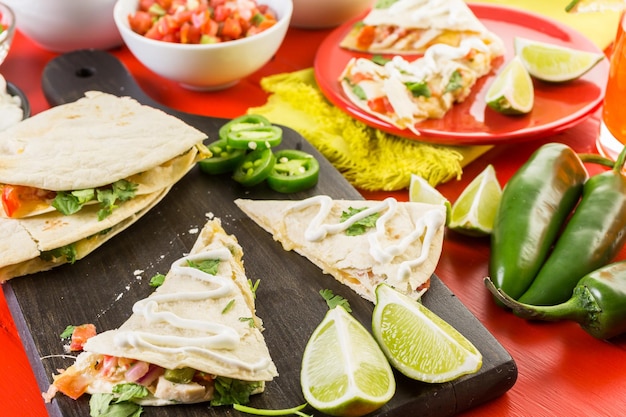 Gesneden quesadilla gevuld met kaas, kip en pico de gallo.