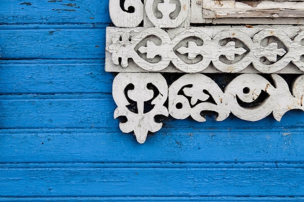 Gesneden raamdecoratiepatronen op oud huis Gorodets Russia