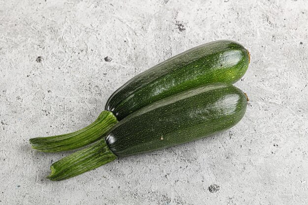 Gesneden rauwe jonge groene courgettes